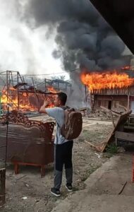 Si Jago Merah Lalap 17 Rumah dan 12 Kios di Pasar Langkimat