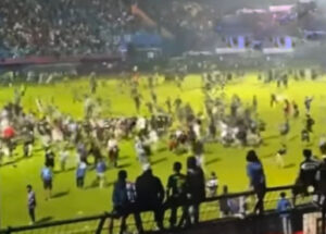Tuan Rumah Arema FC vs Persebaya Kalah, Berakhir Rusuh127 Orang Tewas