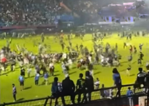Tuan Rumah Arema FC vs Persebaya Kalah, Berakhir Rusuh127 Orang Tewas