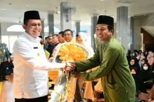 Ansar Serahkan Hibah Kendaraan dan Honorarium Mubaligh di Batam
