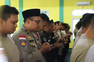 Polres Bintan Salat Gaib untuk Korban Gempa Cianjur