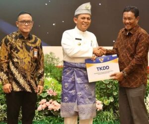 Gubernur Ansar Serahkan DIPA dan TKD Rp15,93 Triliun