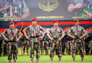 Kapolri dan Panglima TNI Disematkan Baret Merah Kopassus