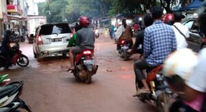 Musim Hujan, Jalan Depan Ruko Cikitsu Becek dan Rusak Parah