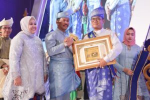 Semangat HUT ke-193 Batam, Mantan Ketua PWI Kepri Terima Anugerah Batam Madani
