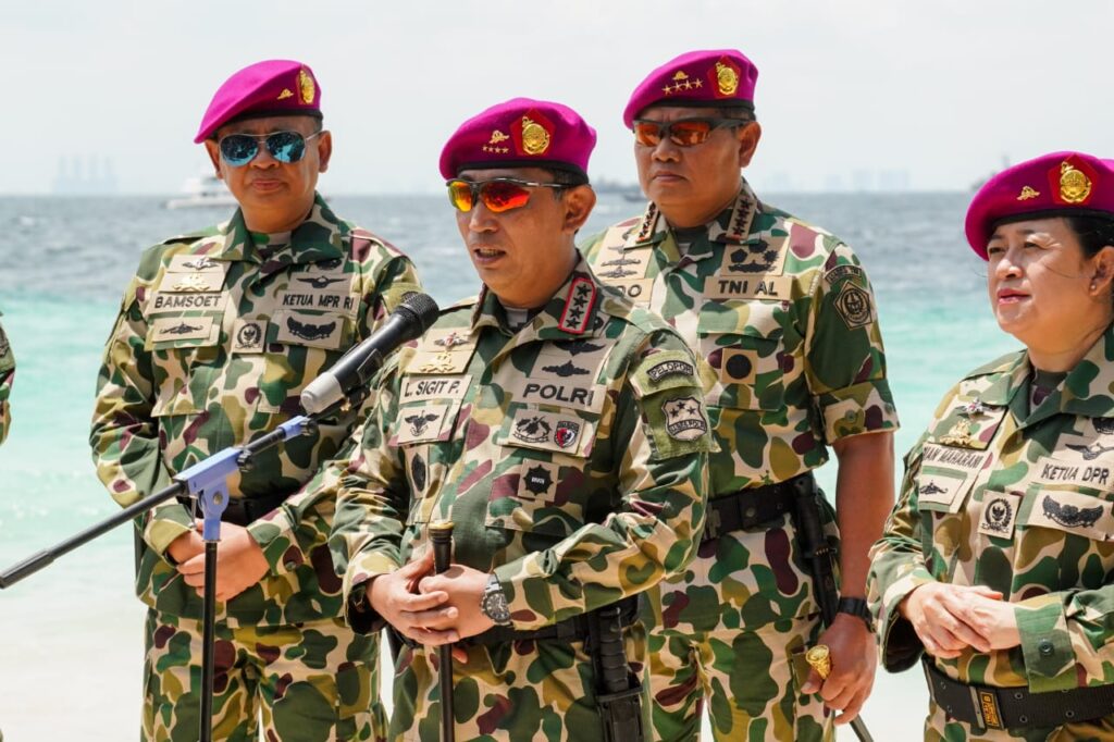 Diawali Serbuan Amfibi, Kapolri dan Seluruh Kepala Staf TNI Disematkan Warga Kehormatan Marinir