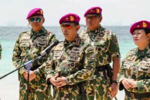 Diawali Serbuan Amfibi, Kapolri dan Seluruh Kepala Staf TNI Disematkan Warga Kehormatan Marinir