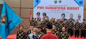 Ajak Bersatu, Ketua Umum PWI Pusat Lantik Basril Basyar sebagai Ketua PWI Sumbar