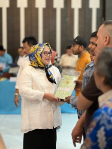 Marlin dan HMR Bagi-bagi Sertifikat saat Musrenbang di Bengkong