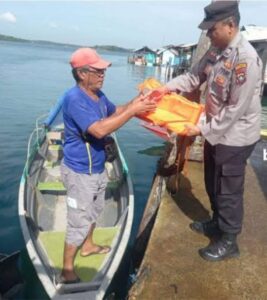Polsek Bulang Beri Nelayan Life Jacket Gratis