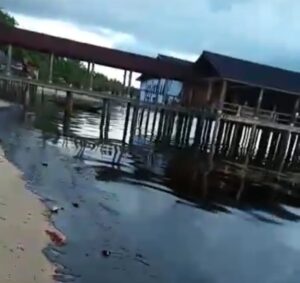 Limbah Minyak Hitam Cemari Pantai Kampung Melayu, Masyarakat Minta Pelakunya Ditangkap