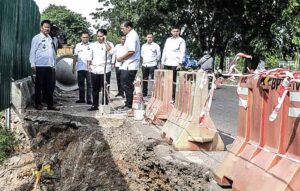Rudi Instruksikan Tangani Perbaikan Jalan Turunan Bukit Daeng