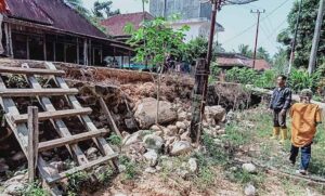 Coran Jembatan Desa Kartayu Ambruk, Sudah Sebulan Belum Diperbaiki Dinas PUPR