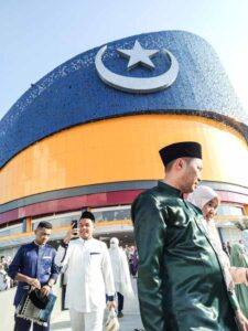 Siap Salat Langsung Foto-Foto, Masyarakat Membludak Salat Idul Adha di Masjid Tanjak