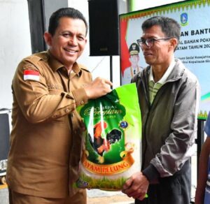 Ansar Serahkan 1.200 Paket Sembako untuk Masyarakat Miskin di Batam