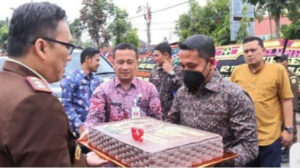 Kejari Paluta Rayakan HUT ke-63 HBA, Bupati dan Sekda Paluta Beri Kejutan