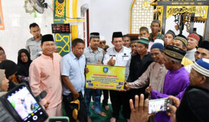 Datang Lagi, Ansar Serahkan Bantuan Uang Rp1,4 Miliar untuk Korban Puting Beliung Pulau Kasu