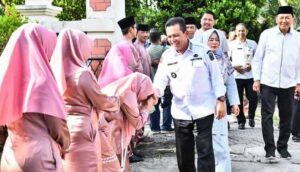 Berikan Insentif RT/ RW, Guru PAUD, dan Posyandu Balita di Belakangpadang, Ansar: Peran Mereka Sangat Penting