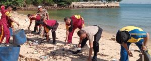 Polsek Sekupang Bersihkan Pantai
