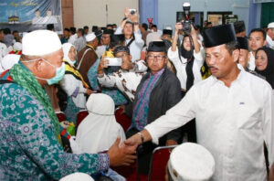 Rudi & Marlin Sambut Jamaah Haji Kloter 1 Tiba di Asarama Haji Batam