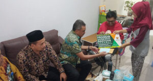 Sekda Jefridin Jenguk dan Berikan Semangat Wartawan Batam Pos, Messa Haris Sakit