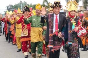 Semarak HUT ke-78 Kemerdekaan, Setdakab dan OPD Pemkab Paluta Defile Pakaian Adat