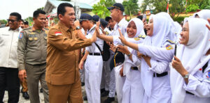 Gubernur Ansar Tantang Kuis Siswa dan Guru SMKN 5 Batam
