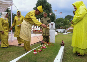 Kenang Jasa Pejuang, Gubernur Ansar Ziarah Makam