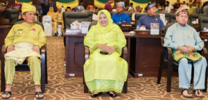 Ansar dan Marlin Kompak Pakaian Melayu Kuning Tunik