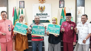 Bina Puluhan Pedagang Rujak, Baznas Kucurkan Bantuan Modal dari Zakat ASN