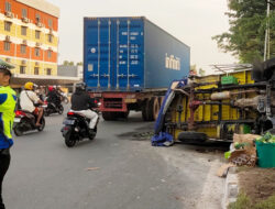 Truk Sayur Terguling Dekat Terowongan