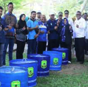 Apresiasi Peduli Lingkungan, Walikota Bagikan Tong Sampah