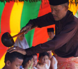 Sekda Lingga Mandikan Warga Tradisi Tahunan Mandi Safar
