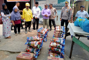 Polsek Batuampar Santuni Korban Kebakaran