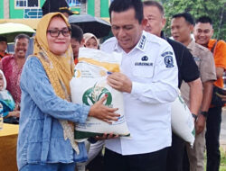 Serahkan Bantuan Beras kepada 3.000 KK di Batam