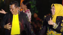 Gubernur Ansar dan Istri Berbatik Hitam Kombinasi Kuning di Hadapan Presiden