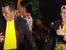 Gubernur Ansar dan Istri Berbatik Hitam Kombinasi Kuning di Hadapan Presiden