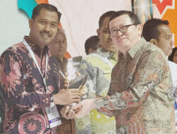 Menteri Perindustrian Anugerahkan Kepri Penghargaan Industri Halal