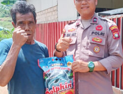 Polsek Sekupang Bantu Beras kepada Warga