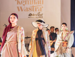 Penutupan Kemilau Wastra Dipenuhi Kemilau Model Cantik