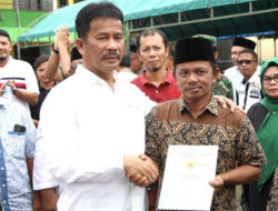 Rudi Serahkan 1.960 Sertifikat Kampung Tua