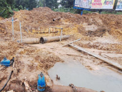 Kerja Non Stop Perbaiki Pipa Bocor Tertimpa Alat Berat