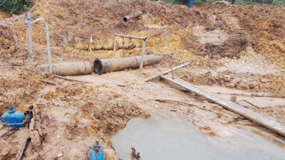 Kerja Non Stop Perbaiki Pipa Bocor Tertimpa Alat Berat