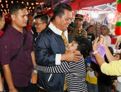 Resmikan Bazar Imlek, Ansar Dipeluk Bocil