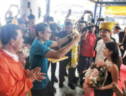 Menparekraf Kalungkan Bunga Wisman Pertama 2024 Masuk Kepri