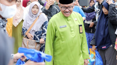 Intervensi Harga, Jefridin Salurkan Sembako Subsidi di Tanjunguncang