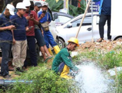 Bersihkan 15 Titik Jaringan Pipa Air