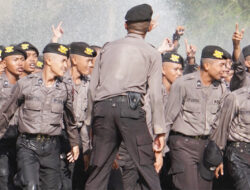 Jalan Kaki sampai Menyeberangi Danau
