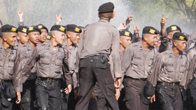 Jalan Kaki sampai Menyeberangi Danau
