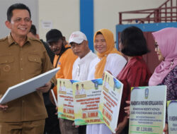 Ansar Serahkan Insentif dan Bantuan Hibah RT, RW, Posyandu, Guru PAUD, dan Rumah Ibadah di Kota Batam